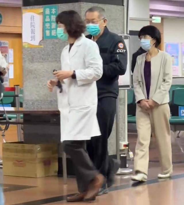 皇冠足球注册_柯文哲赴医院探父亲!柯妈心疼不舍:他瘦很多皇冠足球注册,看到爸爸都在哭