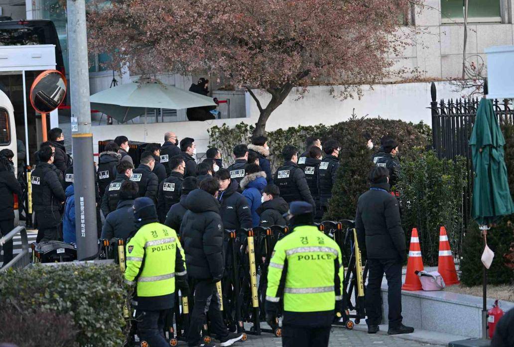 hga026登录网址_韩国大变局!尹锡悦保护伞崩塌!大规模逮捕行动启动hga026登录网址,全民期待审判结果?